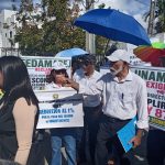 Maestros pensionados protestan frente al Inabima y exigen cumplir la Ley 87-01