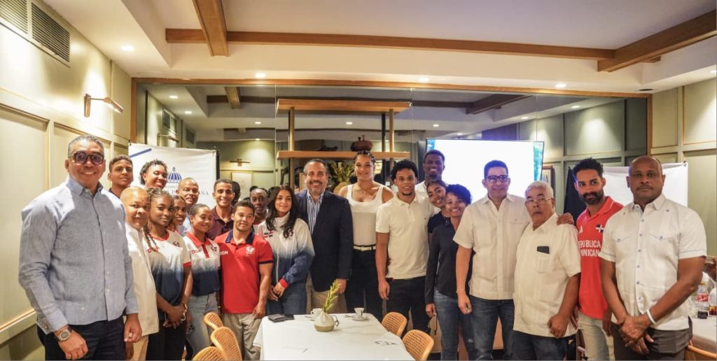 Alberto-Rodriguez-Mella-junto-a-personalidades-y-atletas-Foto-Inefi