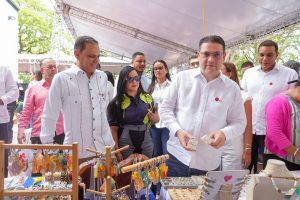 El-ministro-Yayo-Sanz-Lovaton-el-viceministro-de-Fomento-a-las-Mipymes-Jorge-Morales-y-la-viceministra-de-Fomento-a-la-Agroindustria-Anibelca-Mena-observan-productos-exhibidos
