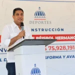 El ministro de Deportes, Kelvin Cruz y el voluntariado regulan el uso de la pista de atletismo Félix Sánchez