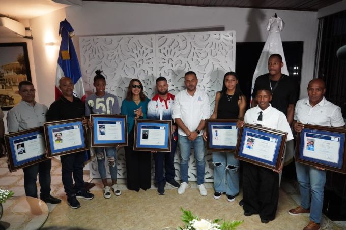 Pie-de-foto-3-La-Gobernadora-Provincial-de-Puerto-Plarta-y-el-director-Provincial-de-deportes-de-PP-junto-a-los-Atletas