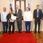 Luis Abinader encabeza entrega de más de 36 mil becas tecnológicas