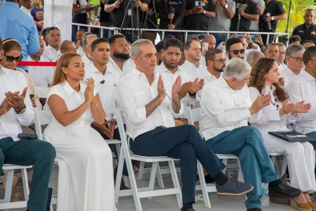 Abinader-inaugura-carretera-en-Jamao-al-Norte-4.jpeg