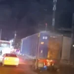 Incendio afecta furgón cargado de cajas en San Cristóbal
