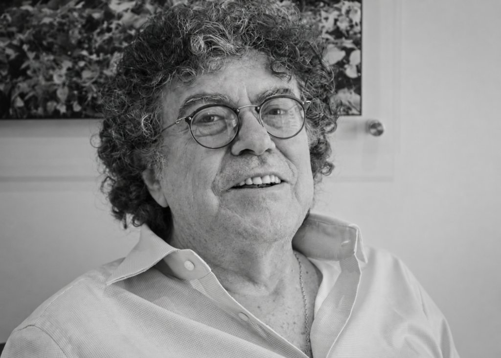 Retrato-en-blanco-y-negro-de-hombre-sonriente