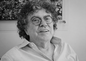 Retrato-en-blanco-y-negro-de-hombre-sonriente