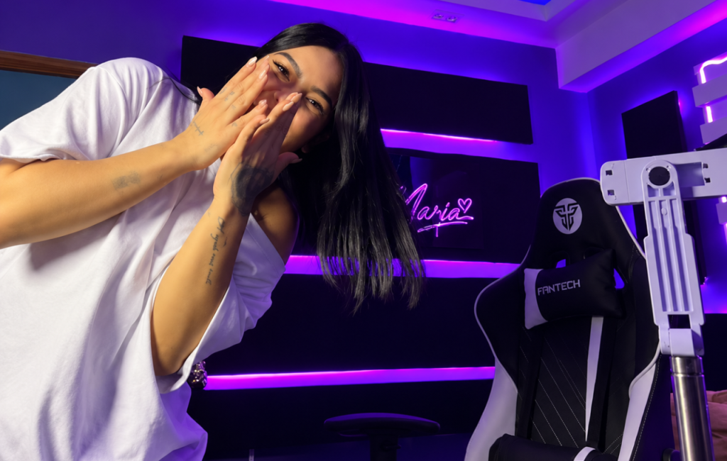 Risas-en-el-estudio-violeta-e1792800965240