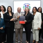 Alfredo Pacheco recibe proyecto de Ley Mirabal contra la violencia hacia las mujeres