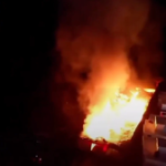 Incendio afecta fábrica de aceite en San Cristóbal y provoca intensa humareda