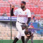 Leones del Escogido blanquean 2-0 a los Toros con hit decisivo de Jonathan Guzmán